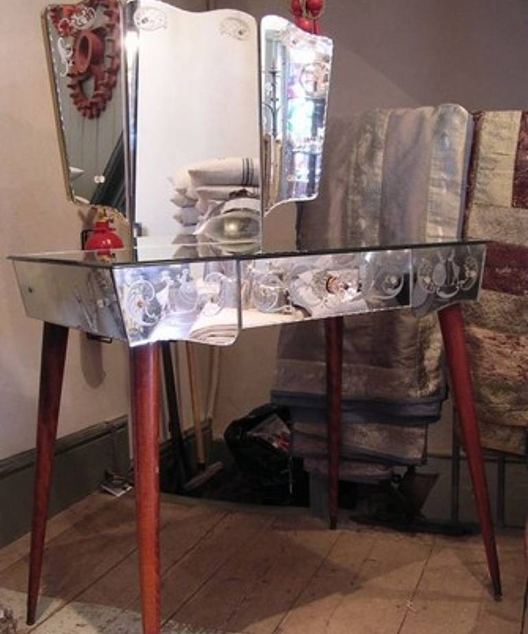 Mirrored dressing table
