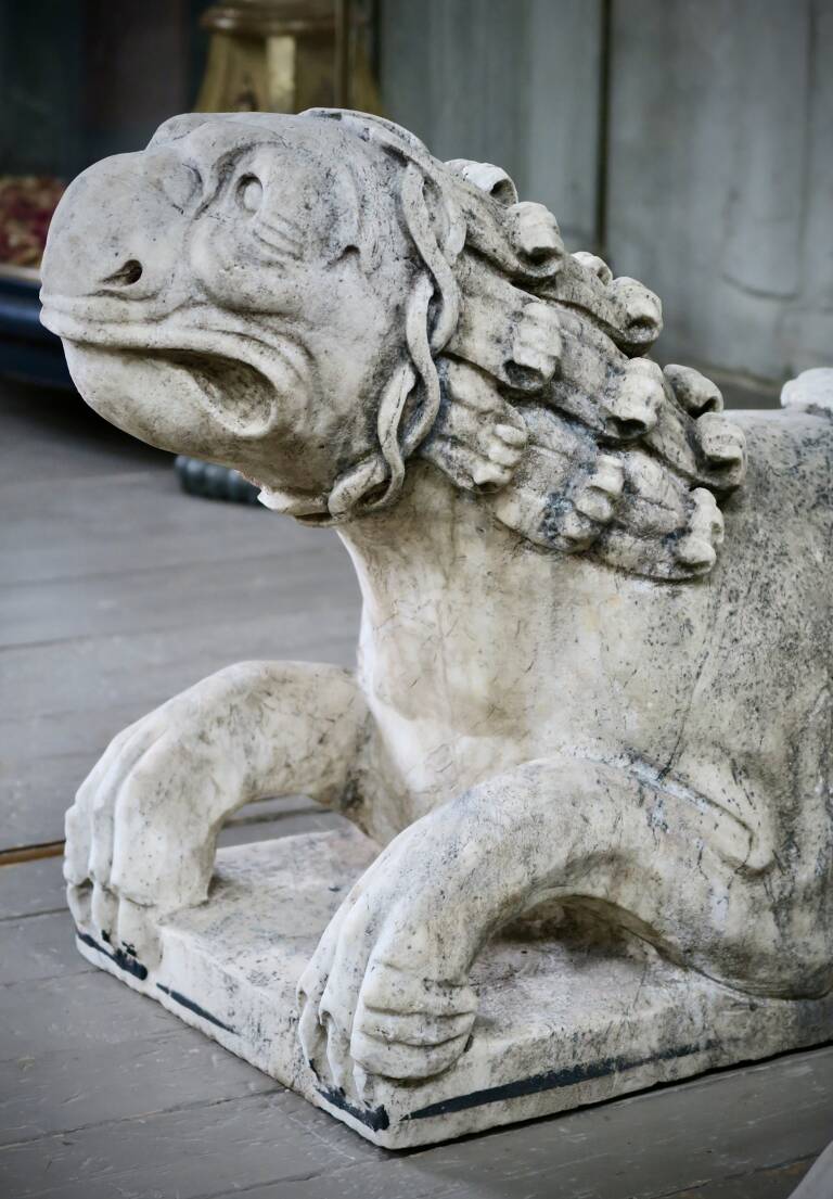 Pair marble lions, 18th century, Italy